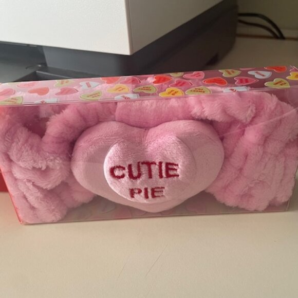 SWEETHEARTS THE ORIGINAL PLUSHIE PINK SPA HEADBAND ONE SIZE Valentine's Day New - Picture 1 of 2